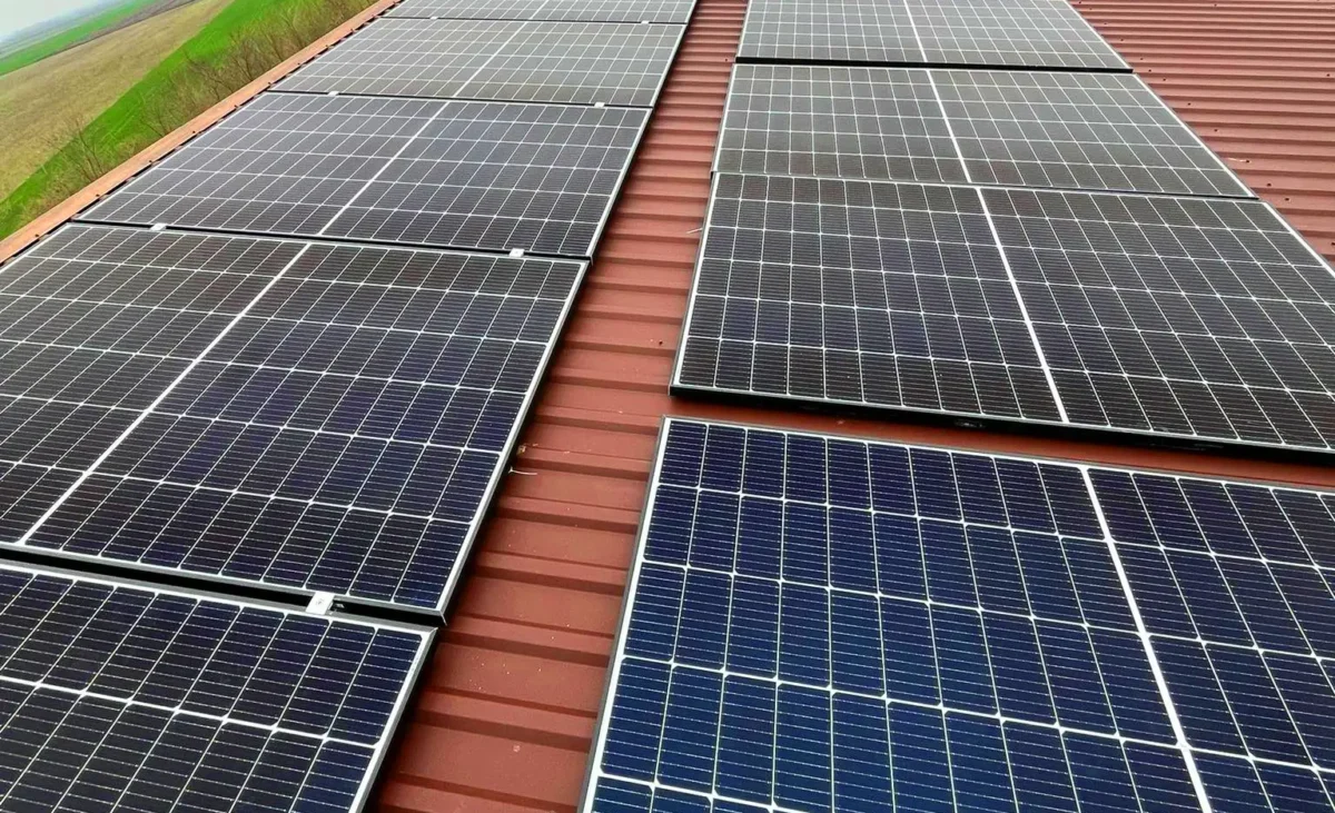 tető napelemes panelekkel